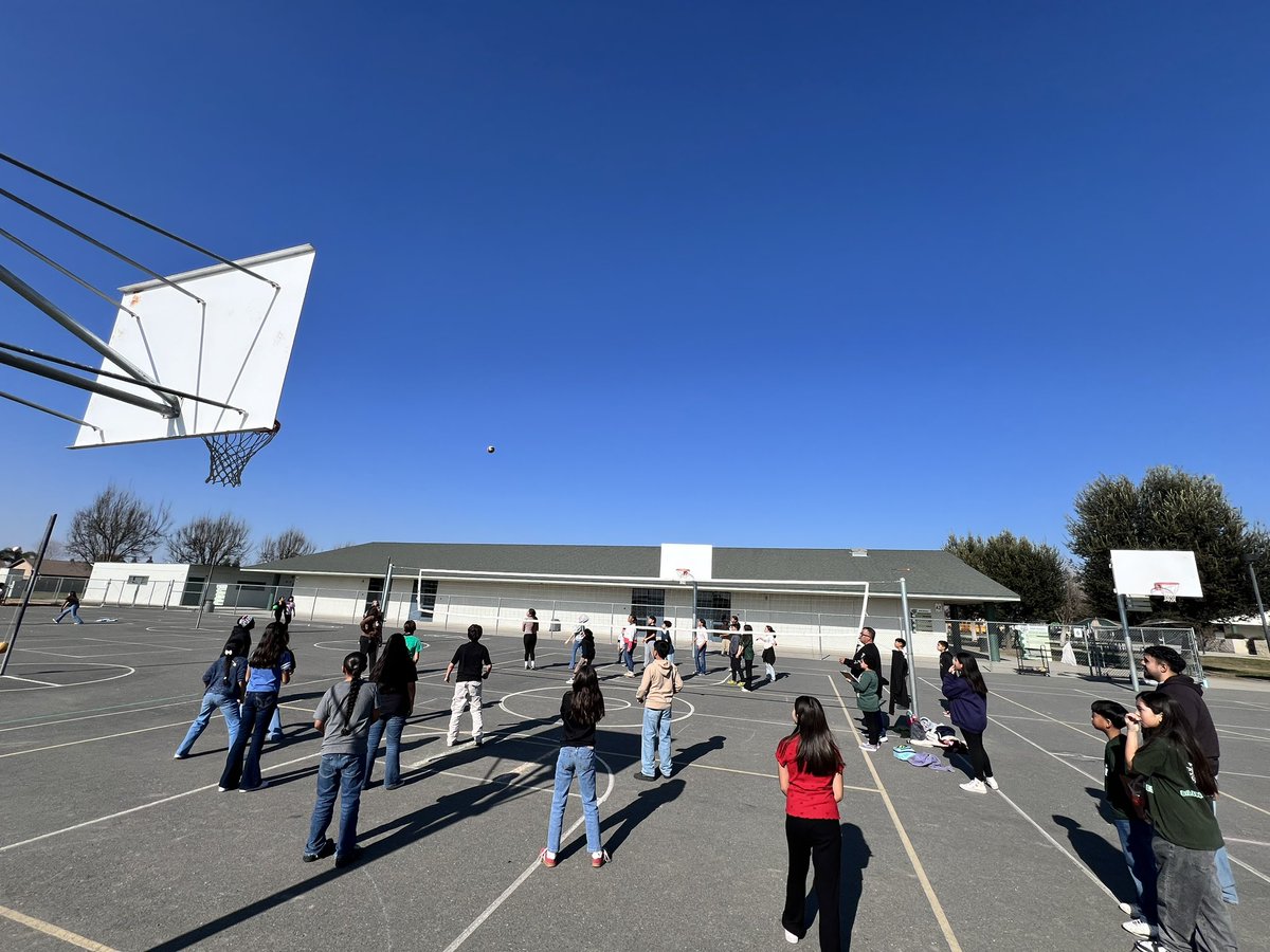 JustinYag3r's tweet photo. Mr.C and Mrs. Janine do an amazing job at SCA Mathew giving Ss the opportunity to participate in team activities during the Ss lunch break. It brings me joy to hear them have fun and make great memories spending quality time with their friends. #SCAMathew SCABears #burtonschools https://t.co/VRLdYMypGP