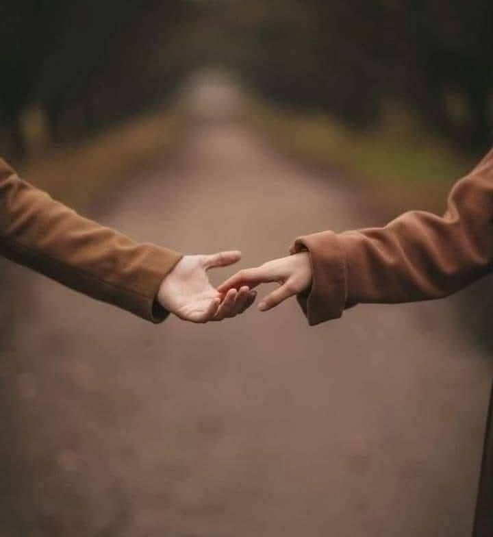 #صباح_الخير 🍃
لا تعطي لكل شئ انتباه .
 فقليل من اللاّمبالاة تجعل حياتَك أفضل لاتراهن على أحد
أترك الزمن يقرر من سيبقى معك منهم من ستغيره الأيام ومنهم من سيجد بديلاً
ومنهم من يختفي إذا أكتفى .