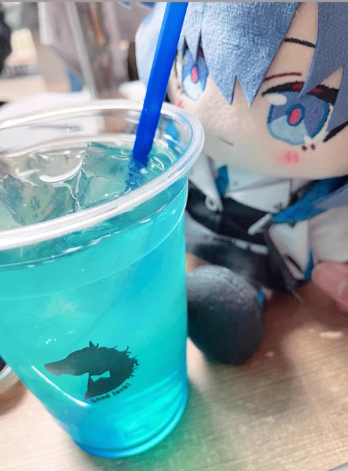 綺麗な色ですね、私にも一口いただけますか?え?アルコール?アルコールはストローで飲めば0%ですよ 