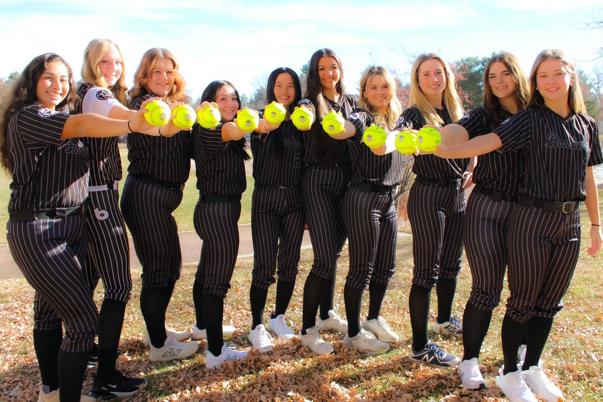 LeahGSoftball's tweet photo. Fun media day with @COBombersGold https://t.co/wSnQ63B8S8