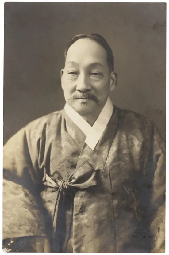 Lovely__Sophia_'s tweet image. 첨에 석려리가 파평윤씨 가문이래서 읭?했단 말임.. 독립운동가 후손이란 생각은 커녕 매국노 피가 줄줄 흐르는 거 같은데? 싶더란 말임.. 그때 그 아버지를 찾아봄 그리고 다른 윤씨를 찾아봄.. 🧐

  아버지 윤기중.          해평윤씨 매국노 윤덕영