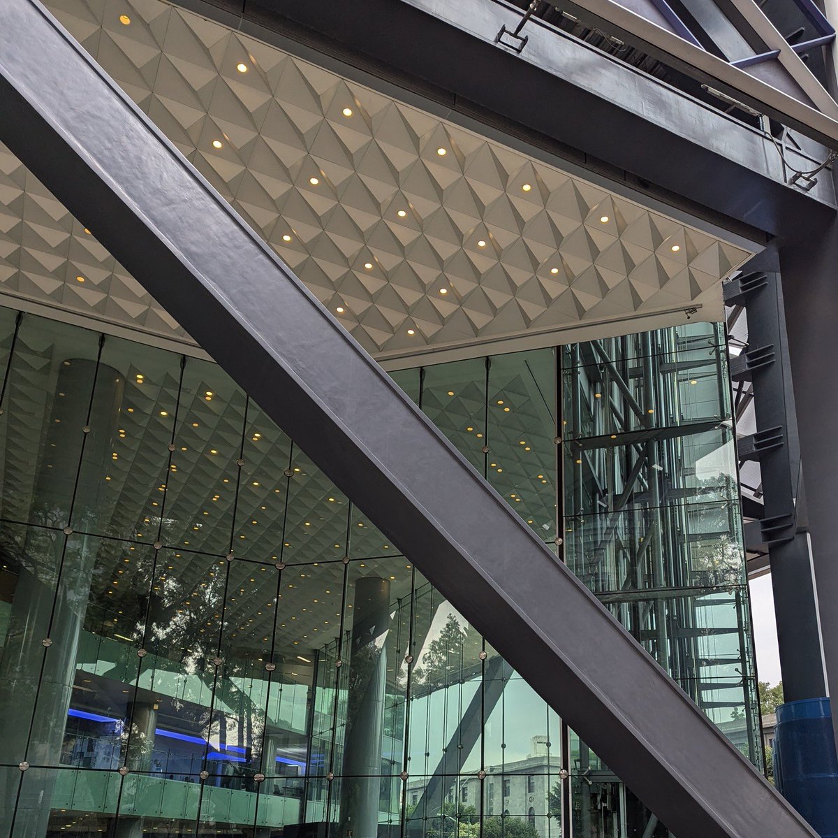 TORRE BBVA
Fue inaugurada en el año 2016 a
cargo de LEGORRETA y ROGERS STIRK HARBOUR + PARTNERS.
La propuesta innova en nuevos entornos sanos y eficientes de trabajo para los usuarios y así, promover un sentido de comunidad.
<a href="/LEGORRETA_ARQS/">LEGORRETA ®</a> y <a href="/RSHParchitects/">RSHP</a>