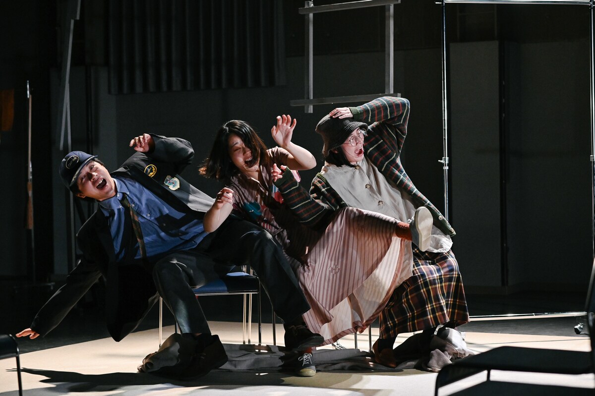 stage_natalie's tweet photo. 過不足のない決定版を目指す、ブルーエゴナク「変身」幕開け（舞台写真 / コメントあり）
https://t.co/3mBNWNSHSe https://t.co/6tsXMLpZii