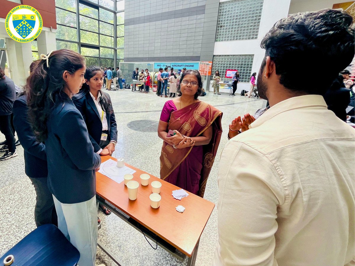 dscedomsvtu's tweet photo. Navigating the World of Investment! 

The MBA-Finance Specialization Students at Dayananda Sagar College of Engineering hosted an engaging interactive exhibit on smart investing, offering a deep dive into the world of financial growth and strategy. 💡💰 https://t.co/UYxfMYasNV