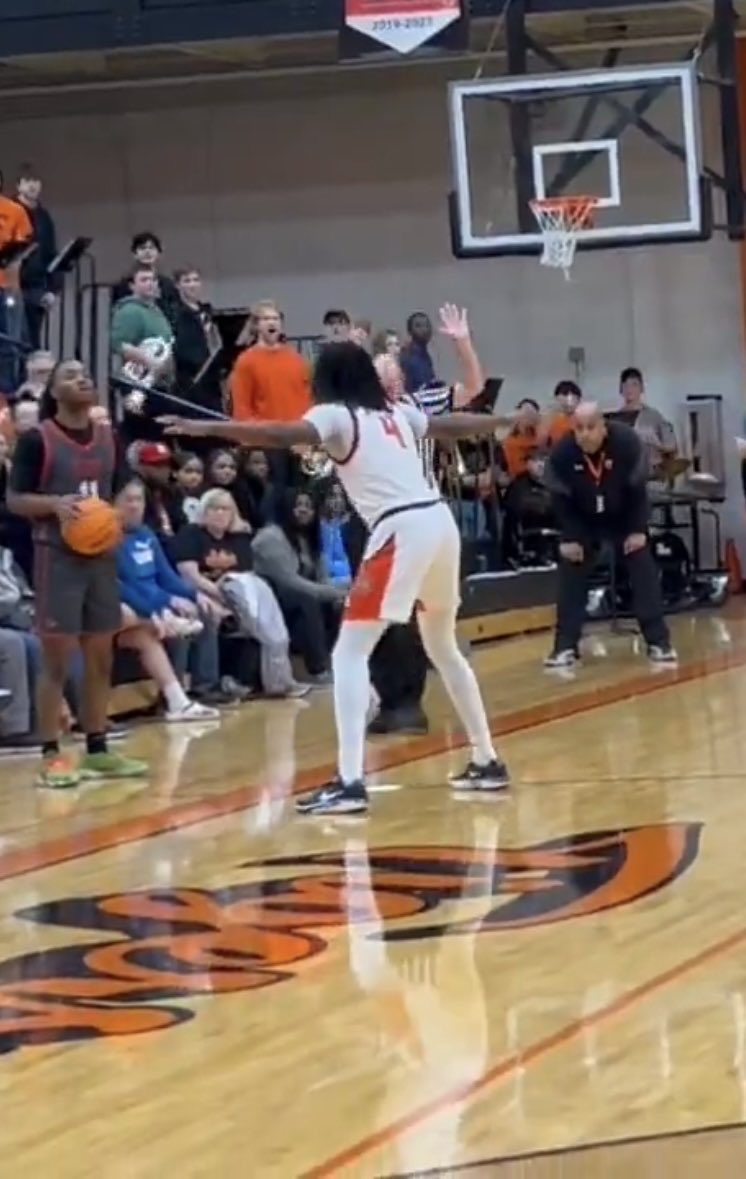 Huge win for ⁦<a href="/ehstigershoops/">Edwardsville Boys Basketball</a>⁩ ⁦<a href="/princi_fox/">Alexander Fox</a>⁩ in his “coaching stance” in the background prior to the final play. ⁦<a href="/Coach_D_Battas/">Dustin Battas</a>⁩