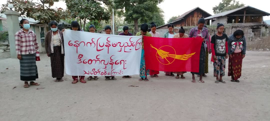 naingnaingaung's tweet photo. Today in Sagaing Region, the This Revolution Is No Turning Back protest column staged an anti-military dictatorship protest, proudly displaying the All Burma Federation of Student Unions flag during the demonstration.
#SagaingProtest
#2025Jan18Coup
#WhatsHappeningInMyanmar https://t.co/4cIBx5qK7C