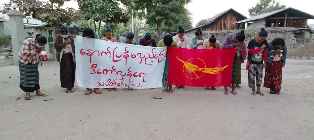 naingnaingaung's tweet photo. Today in Sagaing Region, the This Revolution Is No Turning Back protest column staged an anti-military dictatorship protest, proudly displaying the All Burma Federation of Student Unions flag during the demonstration.
#SagaingProtest
#2025Jan18Coup
#WhatsHappeningInMyanmar https://t.co/4cIBx5qK7C