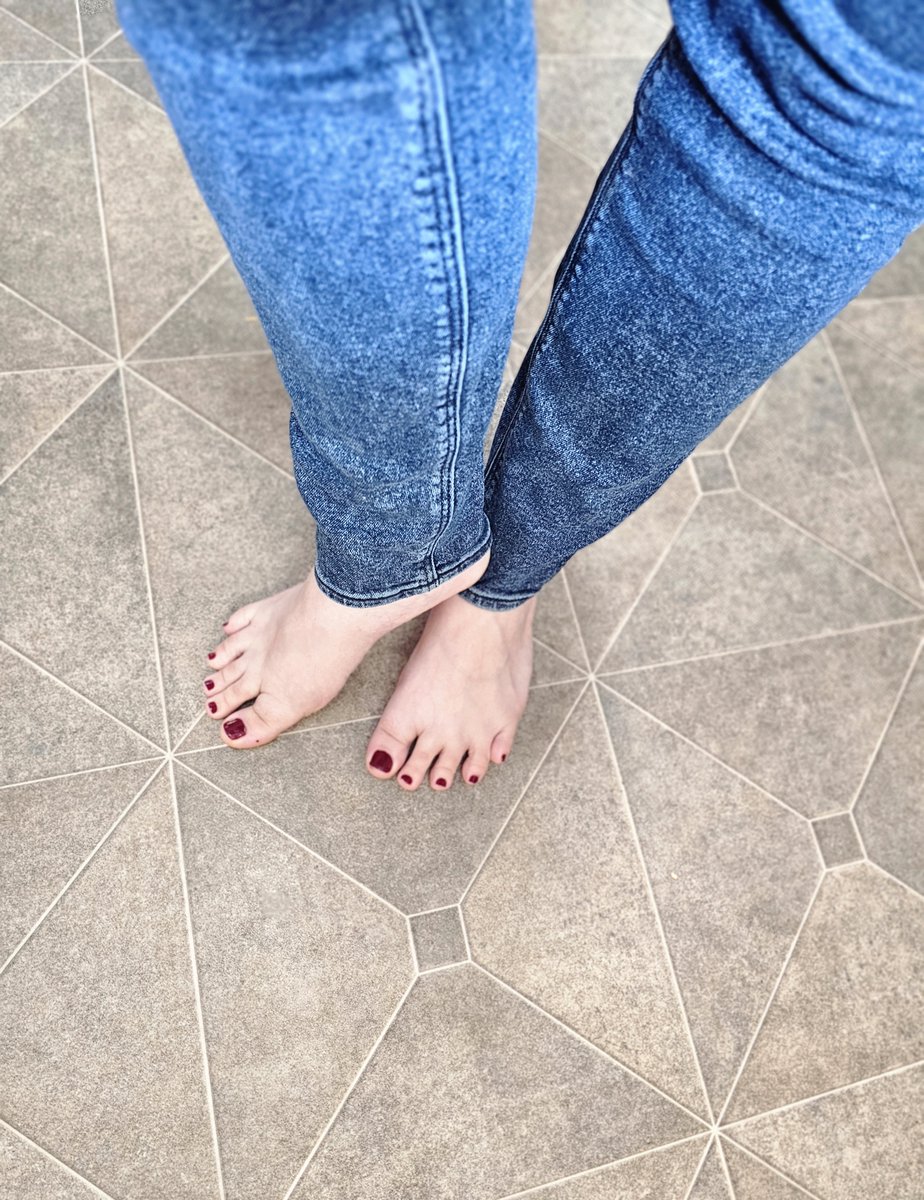 pediprincessray's tweet photo. I love looking at my feet with a good pair of jeans on 😘

#footfetısh #feetworshi̇p #feet #toes #onlyfans https://t.co/Waga8oOjtv