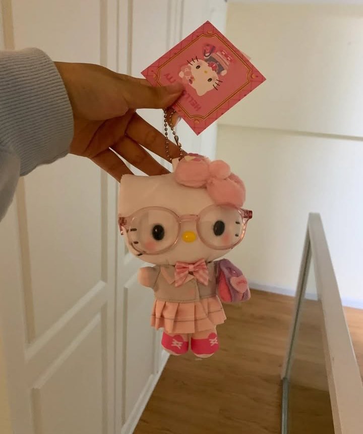 lizzthedolll's tweet photo. Her glasses n outfit is soo cutee !! <3 🫶🏽🍭 https://t.co/Z4NNLkGo32