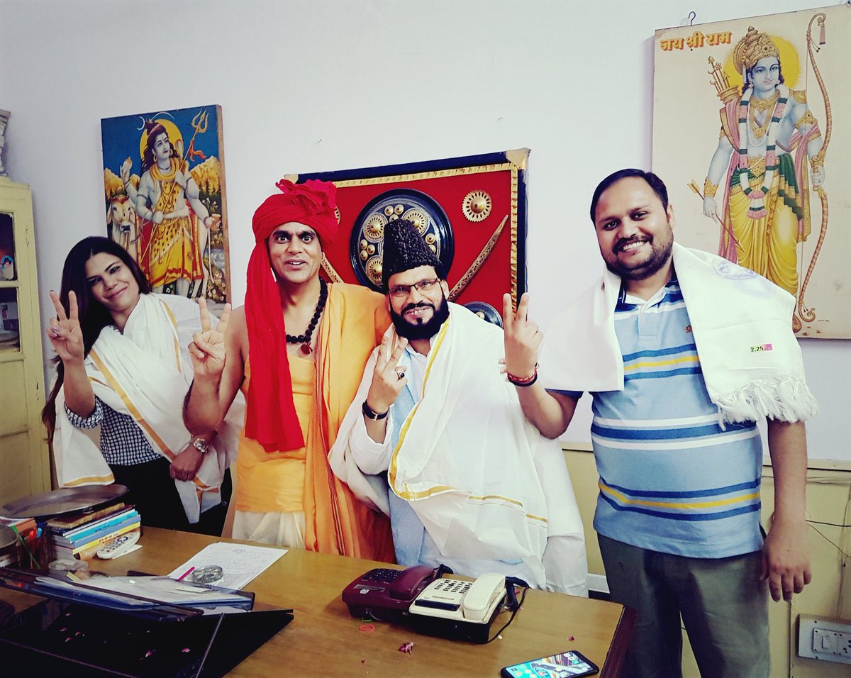 वैसे तो RSS नेताओं को मुस्लिम हितैषी मानना सबसे बड़ी बेवक़ूफ़ी होगी। लेकिन कल RSS नेता राकेश सिंहा ने न्यूज़ चैनलों पर डिबेट का जो काला सच बताया है वो हम और आप पहले से ही जानते हैं। अपनी बात के दौरान उन्होंने जिस स्वघोषित मौलाना ‘अंसार रज़ा’ का ज़िक्र किया उस पर आपने शायद ध्यान