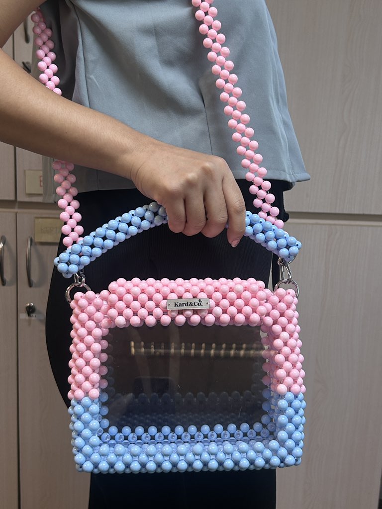 Kardnco's tweet photo. 🌸Transparan Concert Bag 🌸
✨LIMITED STOCK!! Only 10pcs✨

👜 Dimensi:
Panjang: 22.5cm x Lebar: 10cm x Tinggi: 17.5cm
🎁 FREEBIES :
☑️ 2 Photocard (Unofficial)
☑️ BagCharm

📦 Pengiriman melalui toko oren 🍊
https://t.co/bbLMNXxylL
#SEVENTEEN_RIGHT_HERE_IN_JAKARTA 
#CARAT_ZONE https://t.co/A4Y3ivzHpq