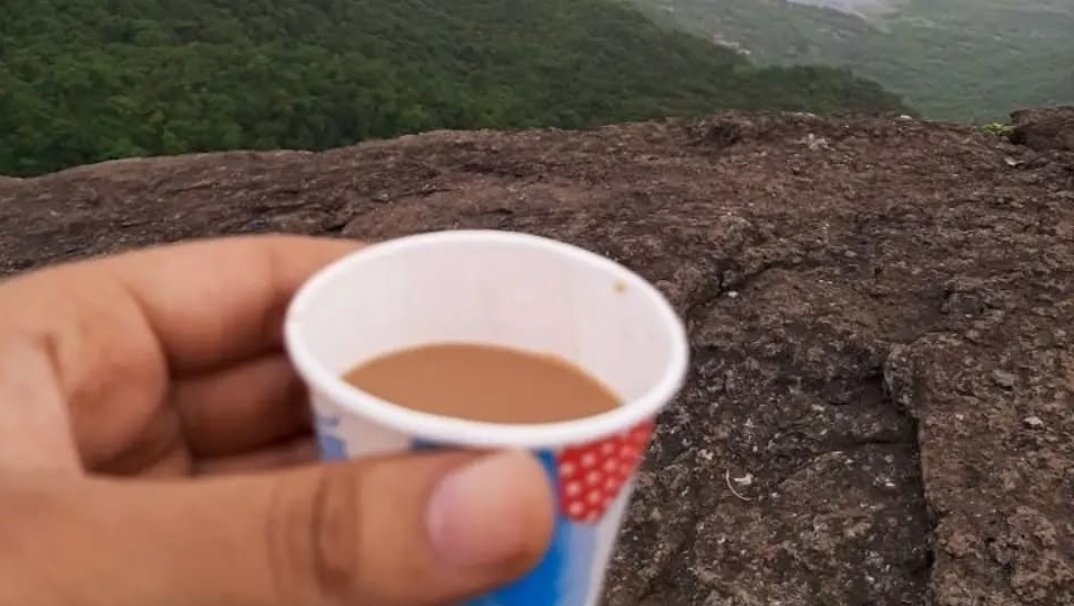 એક અડધી ચા મા કેવી મનમાની કરે છે,
એને જોવો તો પ્યાલી કેવી પ્રેમથી ધરે છે.
#sym
