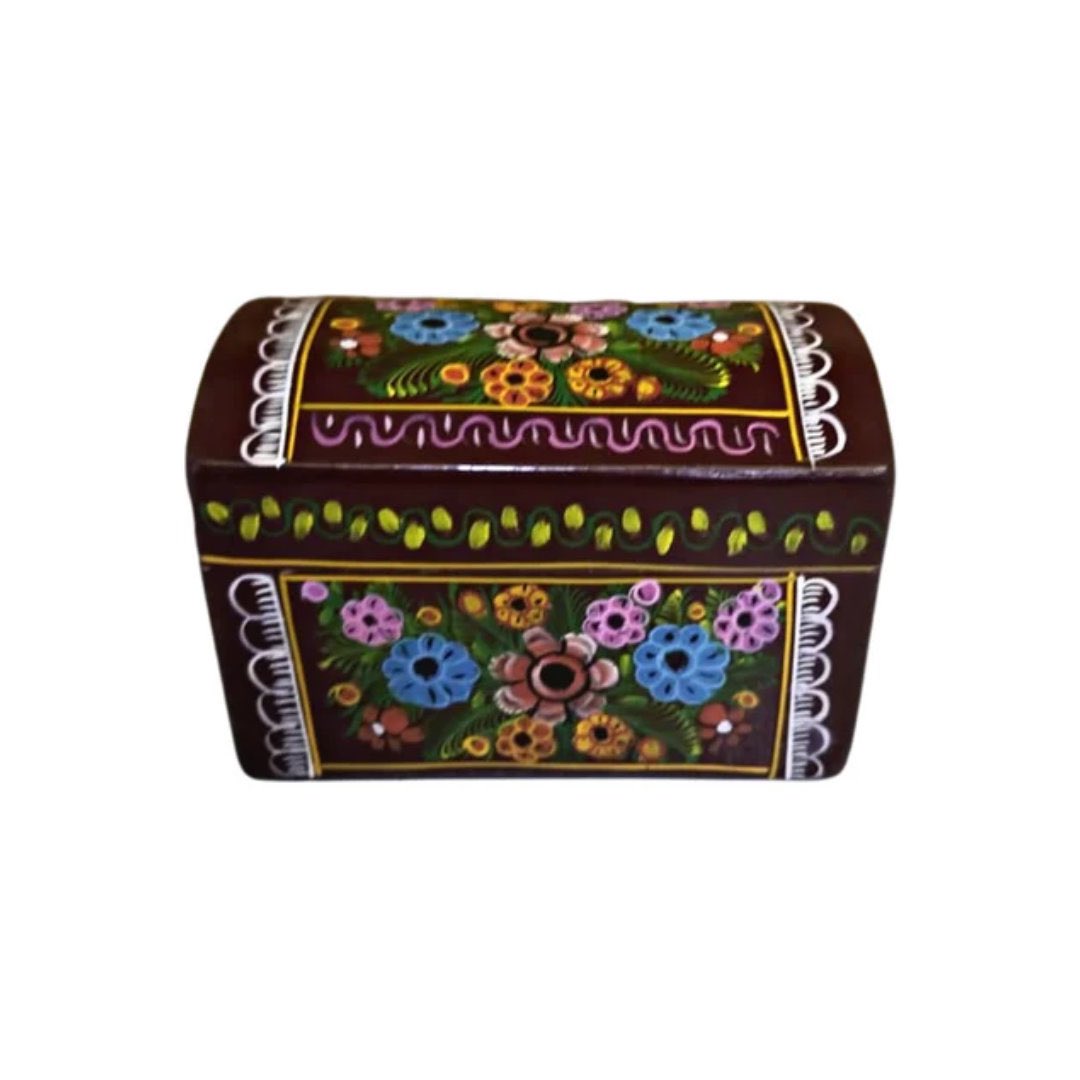 jicaly's tweet photo. Conoce la artesanía única del Baúl Arréalo de Olinalá. Hecho a mano con madera fina y pintado con detalles tradicionales, es el toque perfecto de elegancia y tradición para tu hogar.
#baul #artesania #artesanias #olinala #madera #cdmx #jicaly #México https://t.co/H6k23RyWBQ