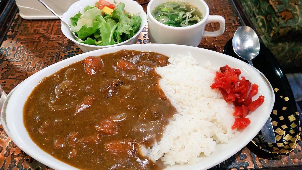 Puureeesun's tweet photo. 念願だった神田の喫茶アーモンドへ😉
食後の銅のグラスのアイスコーヒーもついて900円也👏
ボリュームたっぷりの大満足だがプラス200円の大盛りにするとヤバイらしい😆
#昭和レトロ　#カレーライス　#デカ盛り https://t.co/DN9zZXS8fS