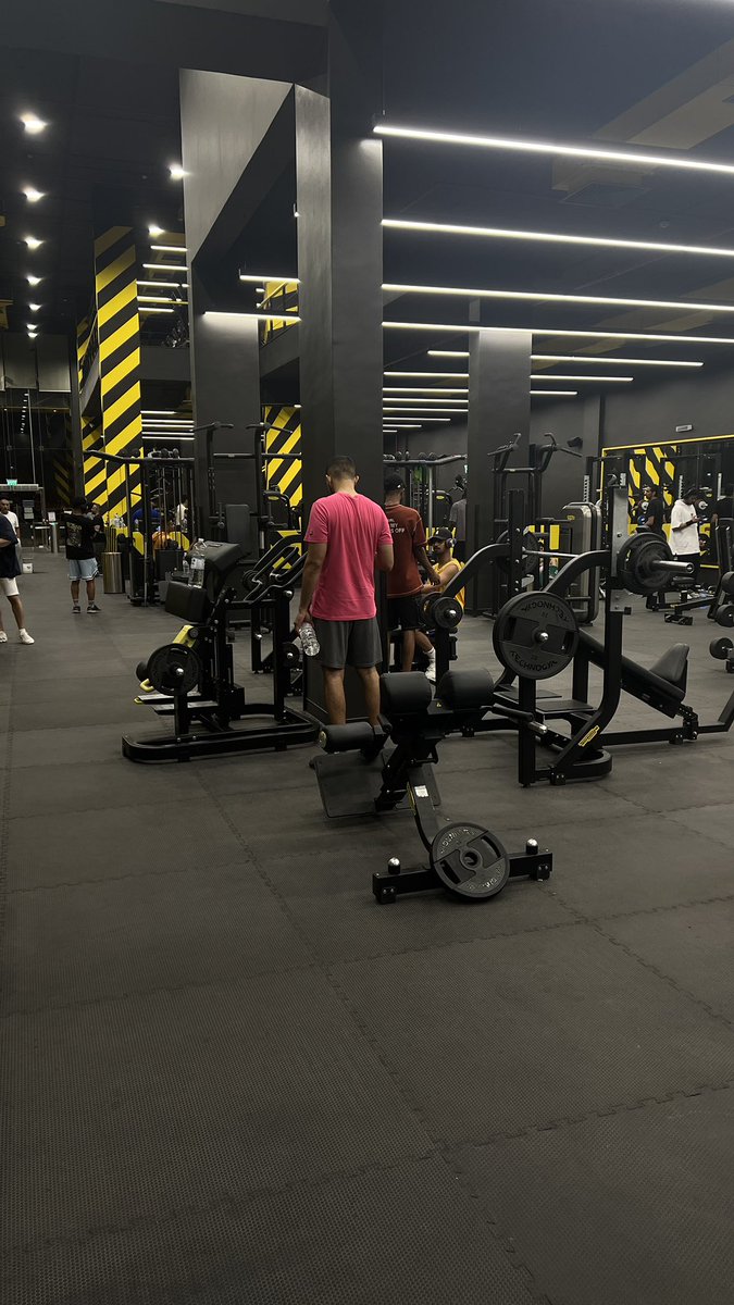 _andnwsi's tweet photo. اختار الشخص الصح  قدام الاوزان🏋🏽 https://t.co/NiIaQ4NSrc