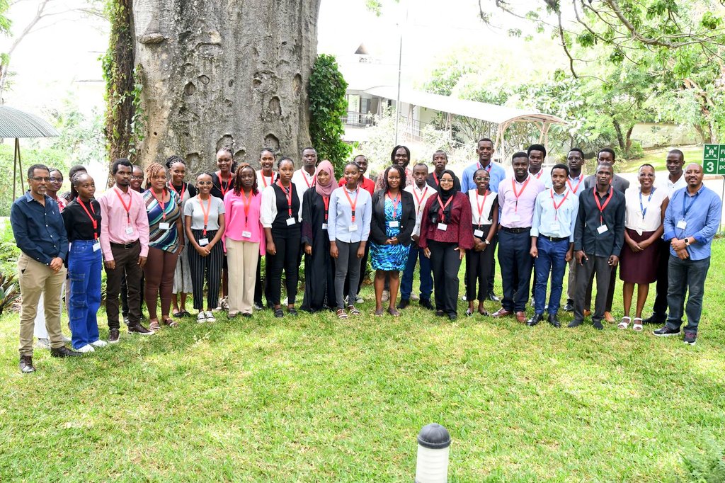 nyambu_lee's tweet photo. My PGD internship at KEMRI Welcome Trust is off to an amazing start! The mentorship is top notch and I'm excited to contribute to cutting edge impactful Research. I am grateful for this opportunity.
#IDeAL2
#AfricanResearchLeaders https://t.co/Y5j2UBje05