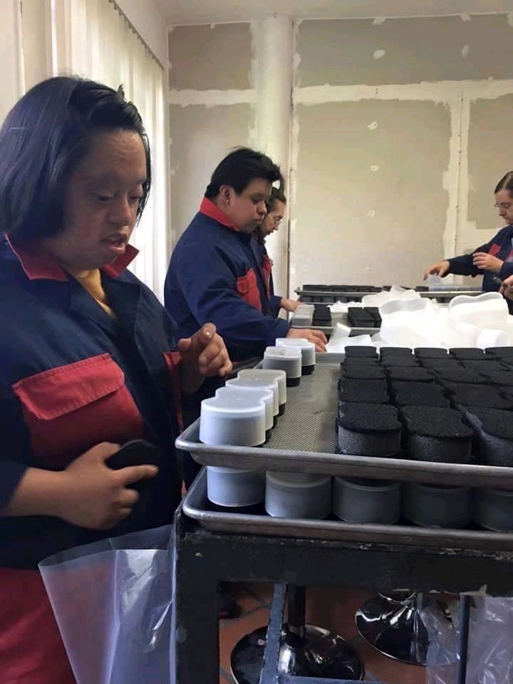 PandaDelAmor17's tweet photo. Esta noche autoridades capitalinas desalojaron la fábrica de pinturas para calzado "El Oso", que daba empleo a cientos de retrasados mentales. Continúan llevandose diligencias en el lugar. 

#PandaNews https://t.co/USsiz4dJjr
