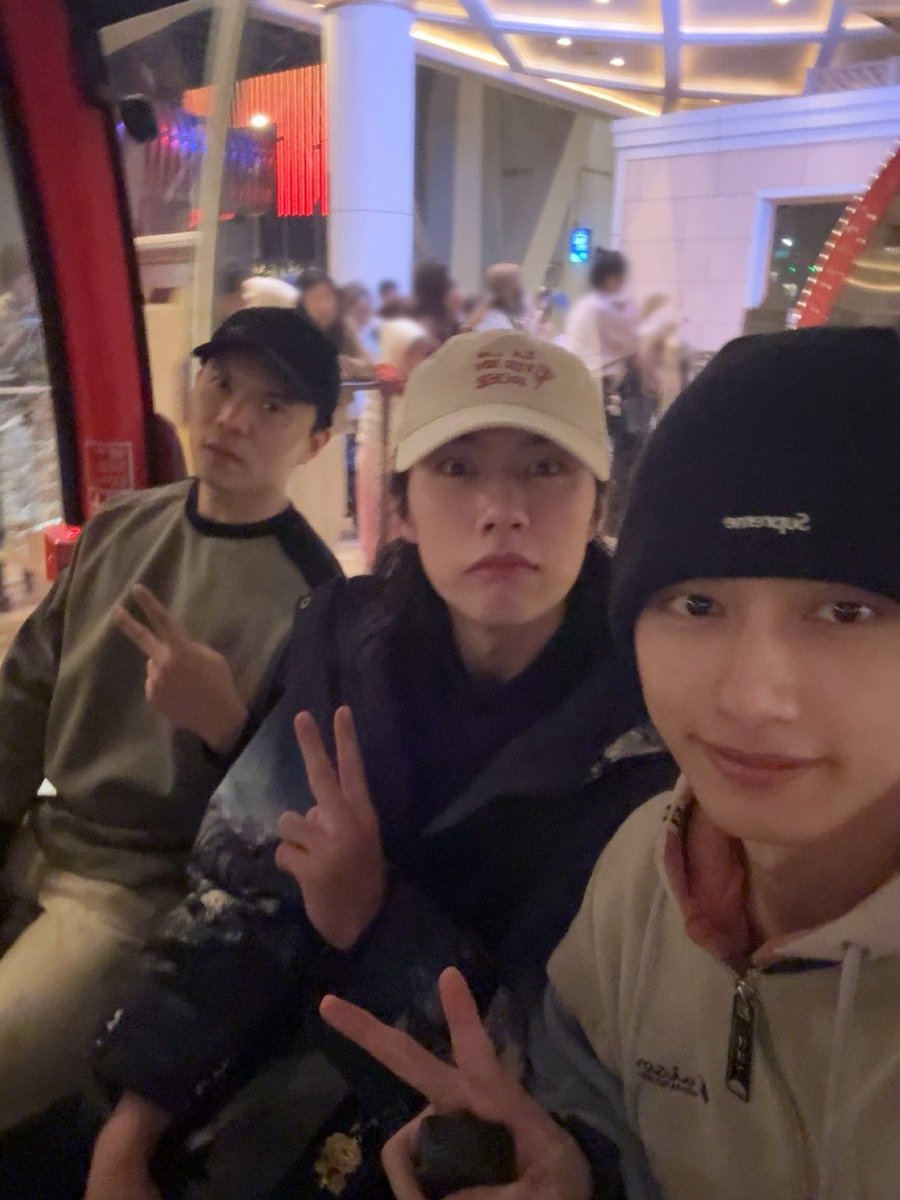 250118 #jun weibo 

🐱 🎞️🥰

#文俊辉 <a href="/pledis_17/">세븐틴(SEVENTEEN)</a>