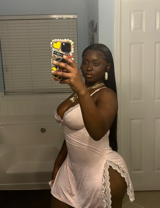 1 pic. Even in pajamas 🤎 https://t.co/g6NkZc8ARa