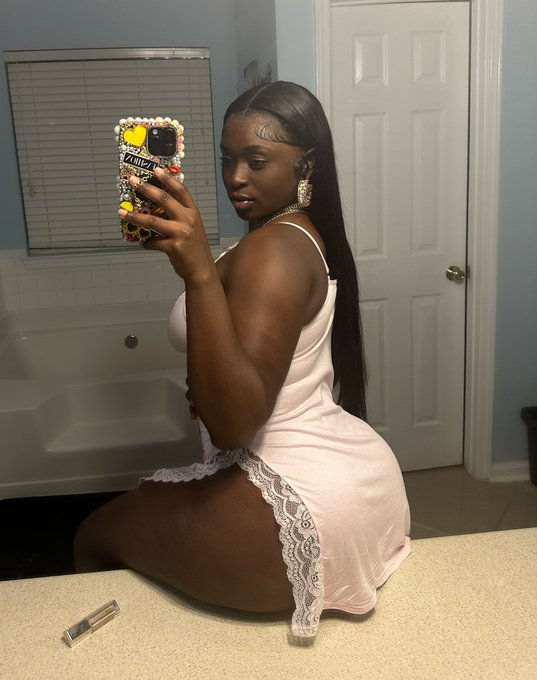 3 pic. Even in pajamas 🤎 https://t.co/g6NkZc8ARa