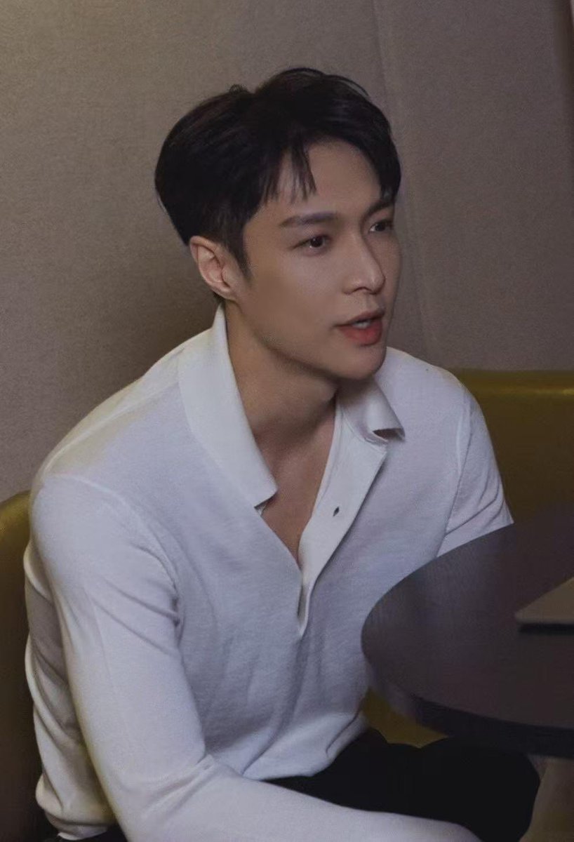 YuXING1012's tweet photo. 250118 @layzhang

[TOM FORD西安 SKP LISA’s REDBOOK UPDATE] https://t.co/CusTDzbdkD