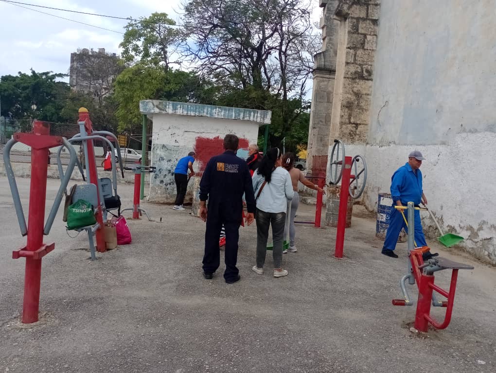Un viernes de cambio de labor de la Empresa Nacional de Grupos Electrogenos (ENGEF) en el Bio saludable de Márquez González y Carlos III de conjunto con factores del Consejo Popular de Pueblo Nuevo. #ConLaFuerzaDeLaUnidad #LaHabanaViveEnMí