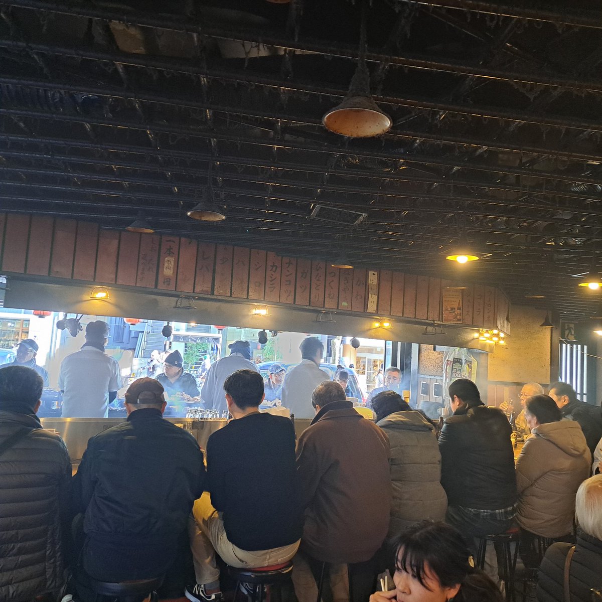 sgatchT2's tweet photo. いせや総本店@吉祥寺
吉田類気分で昼飲み(*^^*) https://t.co/0R1zTVwd6S