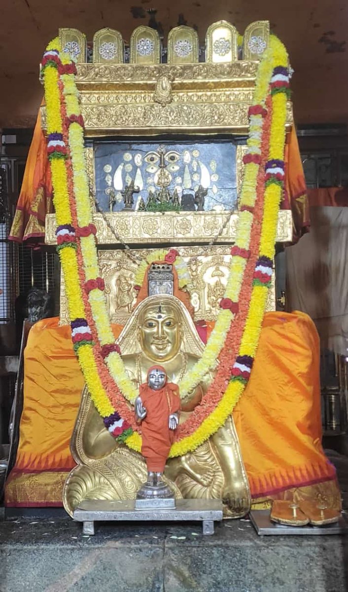 Jaggesh2's tweet photo. ಇಂದಿನ ರಾಯರ ಬೃಂದಾವನ ಅಲಂಕಾರ ದರ್ಶನ 🙏 https://t.co/Bwl1D0lbEk