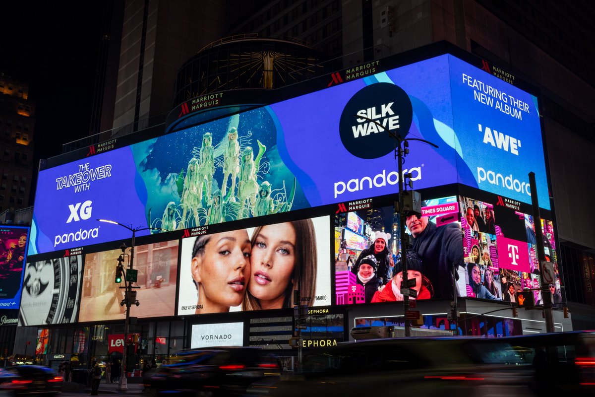 XGOfficial_'s tweet photo. XG took over Silk Wave and is now lighting up the Times Square Billboard in NYC 👽🚀🌙
Huge thanks to @pandoramusic

🎧https://t.co/xeke71gfGg

#PandoraMusic #SilkWave
#XG #XGALX #AWE https://t.co/OBzKlBHsoS