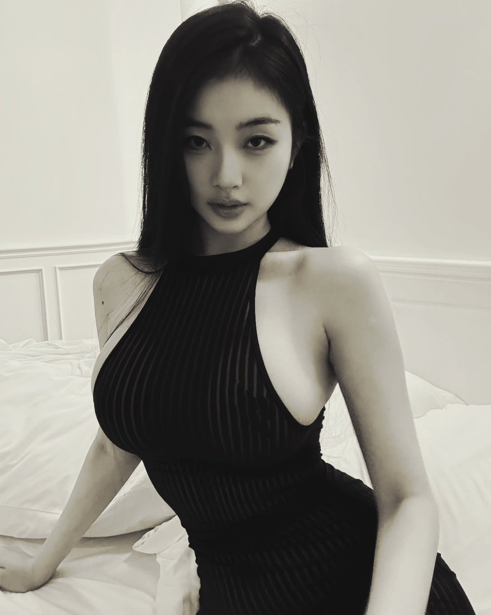 helleice's tweet photo. ㅤ

they say every girl needs a black dress, and today feels like the perfect day to let this one shine. 

ㅤㅤ https://t.co/29DwMUgsTV