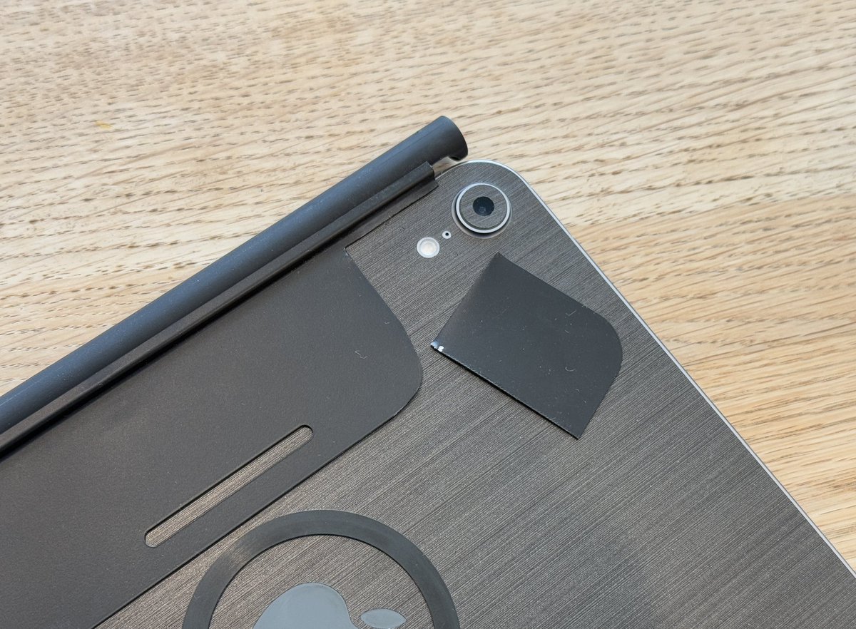 digimalog's tweet image. ダイソーの万能ハサミではエレコムのやつ切れなかったからelagoのやつにした💦
カット下手くそだけど😆
これでフラッシュが使える。
#iPadmini