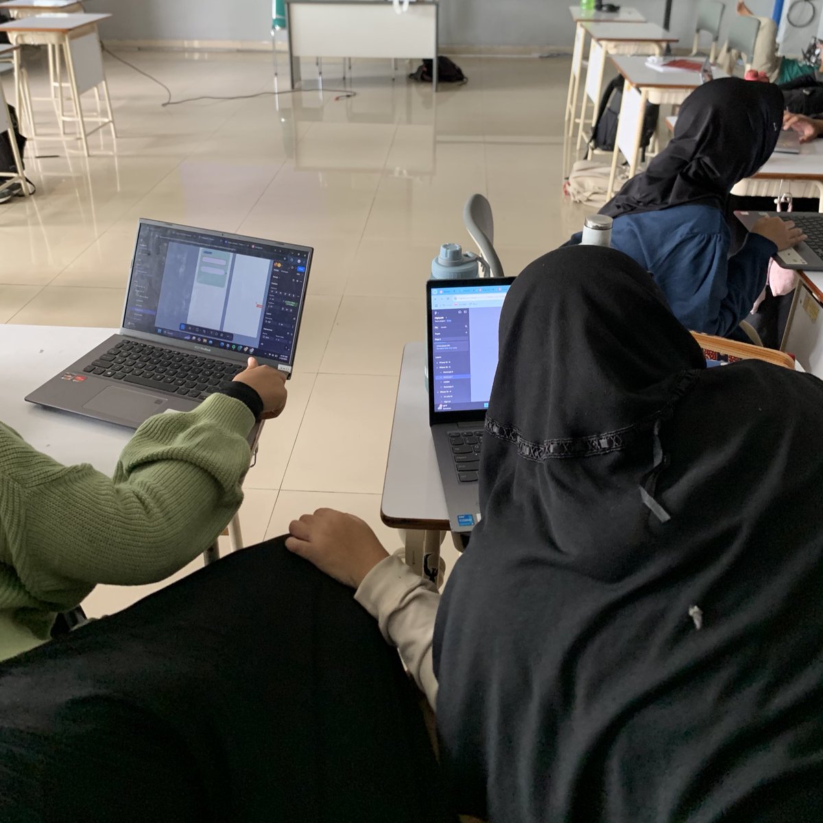 makantersera's tweet image. hari ini ngajar UI/UX di salah satu SMA swasta di Jogja. keren bgt coii SMA-nya ada mata pelajaran Digital Entrepreneurship yg isinya buat produk digital, mulai dr desain sampe buat Android Appnya (no code, pake Kodular).

hasilnya baka dilombain di NTU Singapore juga🥸🤩