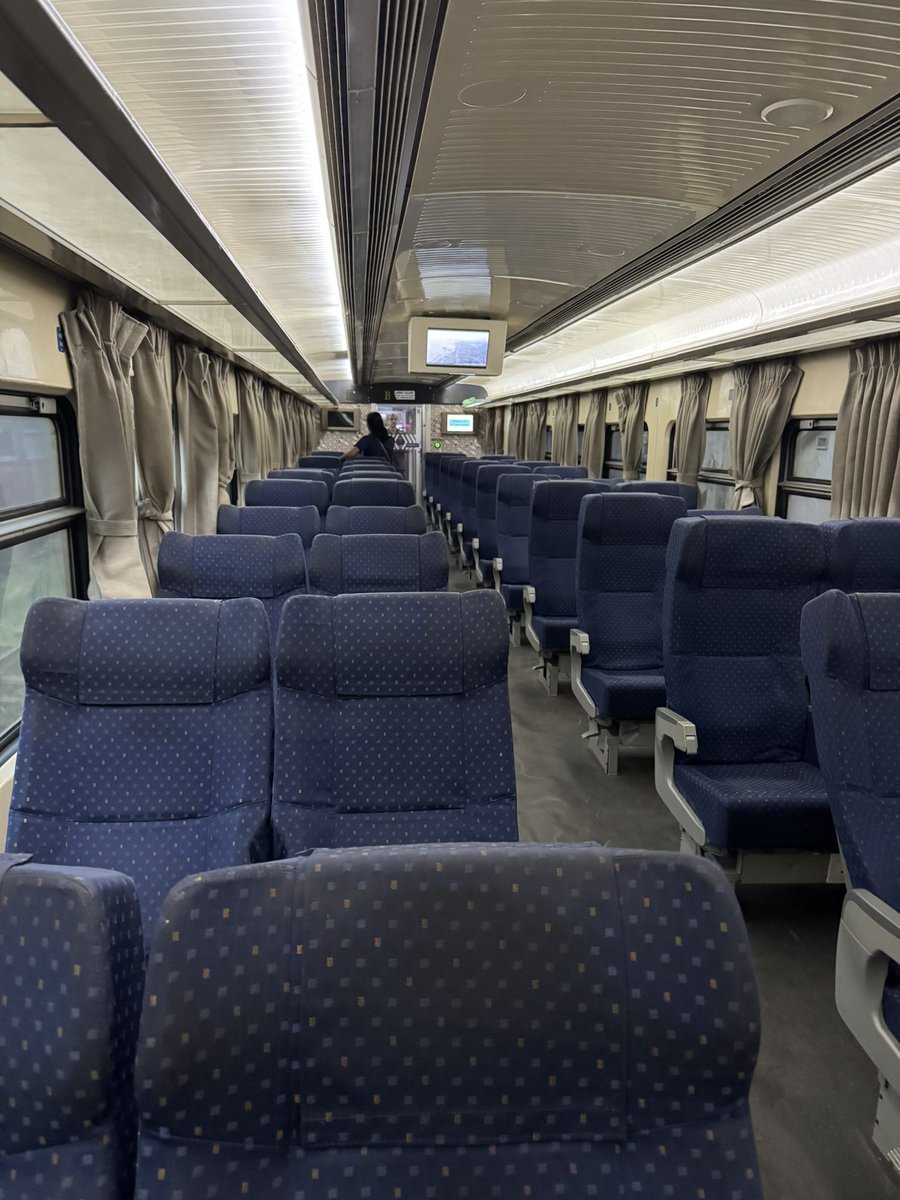 Somya_Crazy's tweet photo. took a train from Colombo to southern Sri Lanka 🇱🇰

3 hours, along the coast - BEST TRAIN RIDE!! (see videos)

first class ticket costed ₹410 https://t.co/mN1vnmqBIB