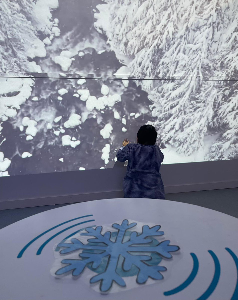 Avui compartim innovació pedagògica, i us ensenyem que hem incorporat la nostra Sala Multisensorial la Tecnologia Proximity SHX 🧡 Permet convertir l’espai en un ambient temàtic relacionat amb diferents objectes. Aquí el nostre bonic espai vivencial d’hivern!