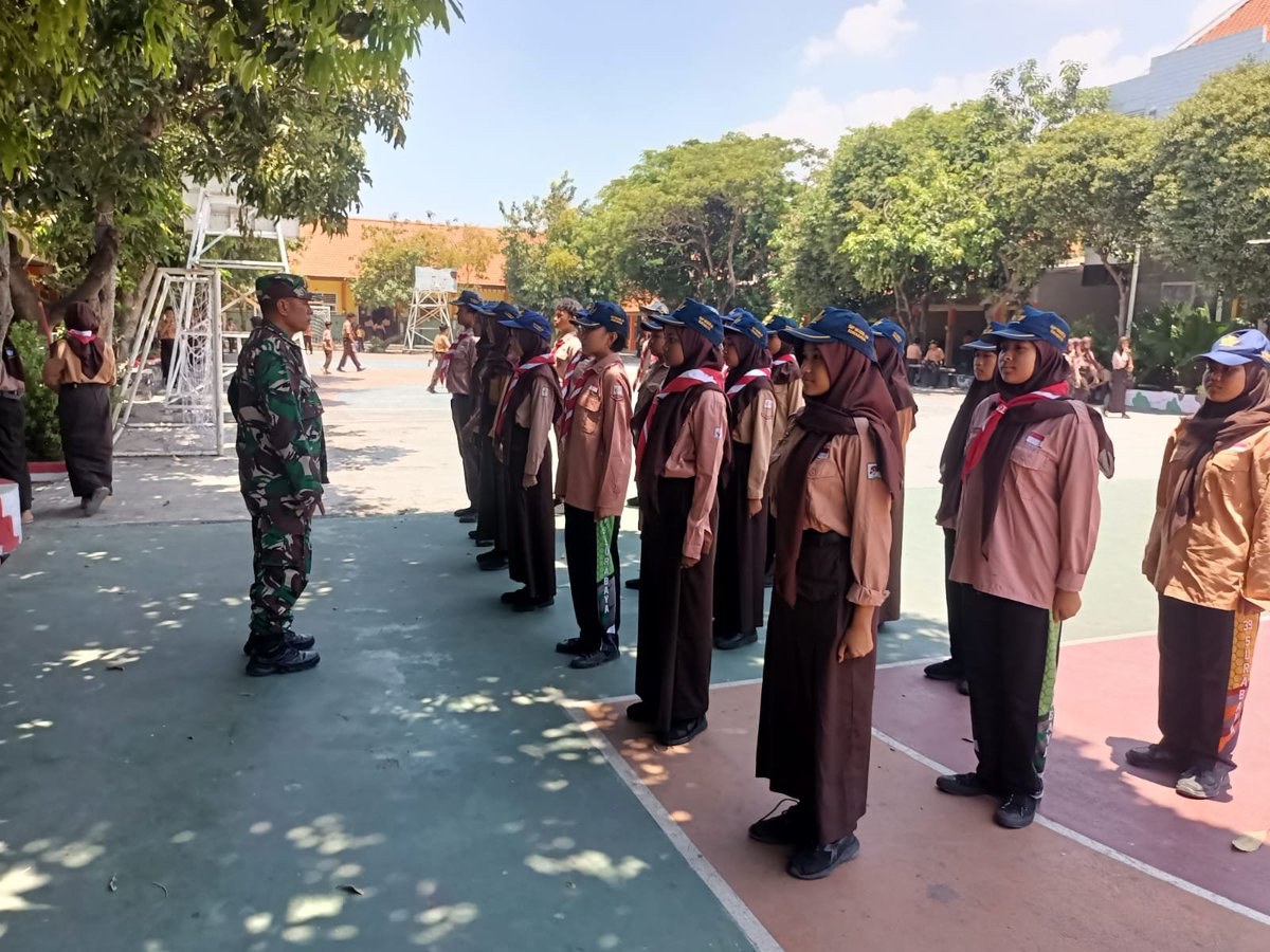 KodimTimur's tweet photo. Bangun Karakter Disiplin Generasi Muda, Babinsa Latih PBB Siswa SMPN 39 Surabaya. https://t.co/mACFxUMRhv https://t.co/rWDhH9UTVw
