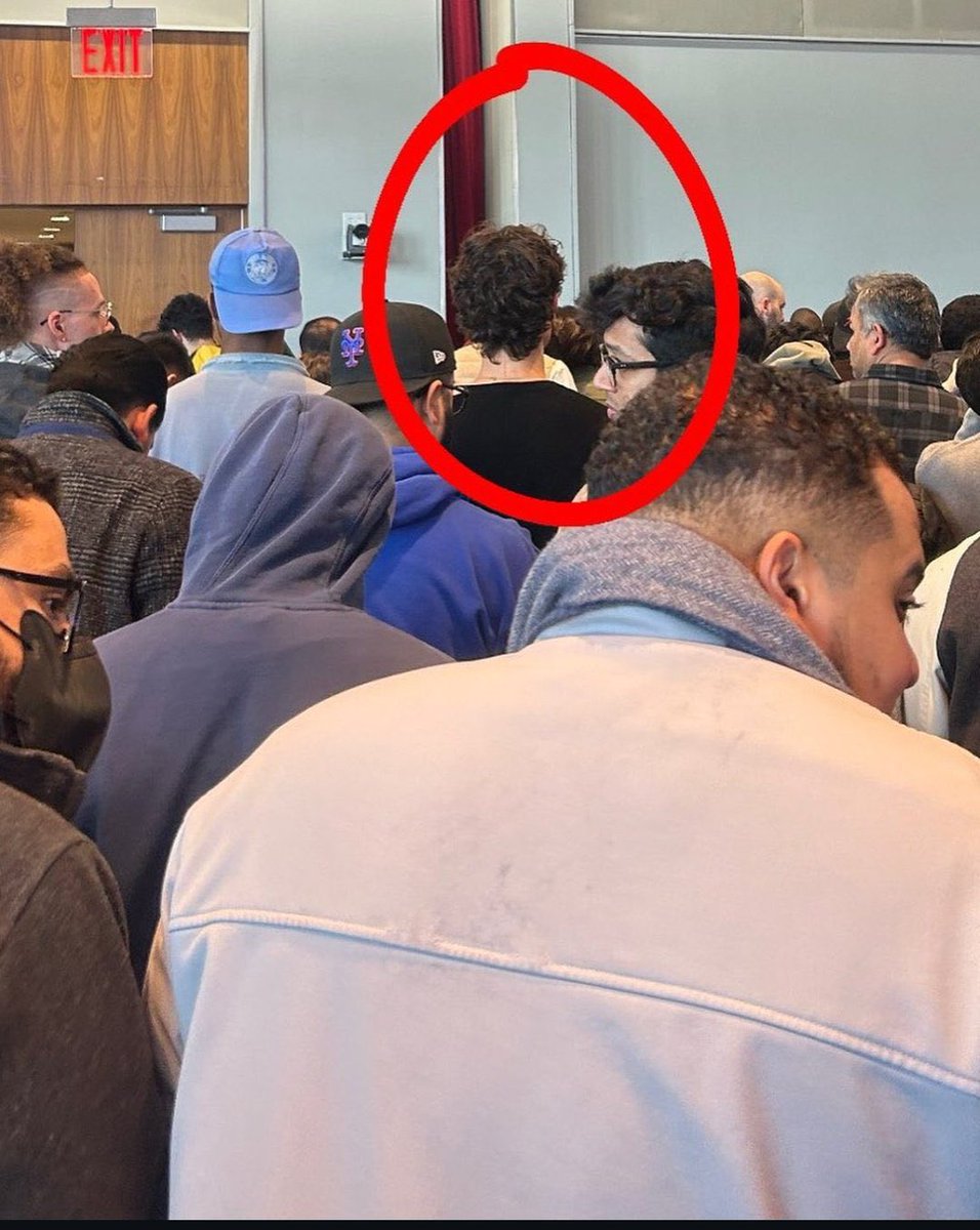 perfectlytried's tweet image. no but shawn really at jummah and listened the full khutbah like he really did the friday prayers yall don’t know how much it means to me 😭🫶🏻 mashaAllah, Allahumma baarik