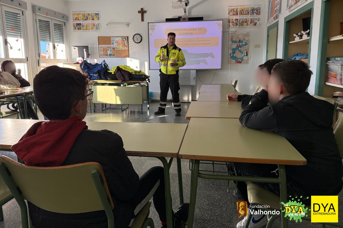 DYAExtremadura's tweet photo. #LaDYAvaAlCole | 👨‍🏫 Ayer por la mañana dos formadores de @DYAExtremadura se desplazaron al 🏫CRA Los Cuatro Lugares de 📍#Monroy y 📍#Talaván para impartir un taller de #PrimerosAuxilios🩹 a su alumnado de 5º y 6º de Primaria. https://t.co/Xm58T6BbJH