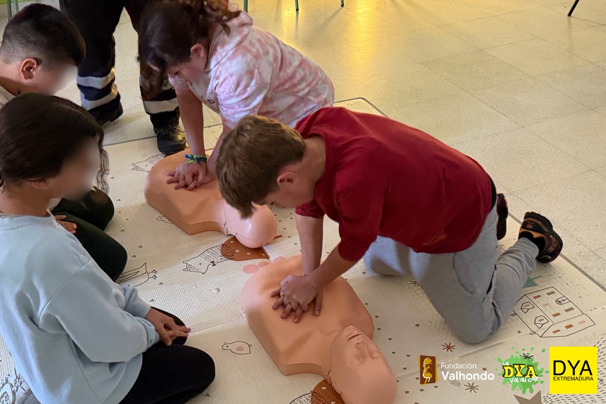 DYAExtremadura's tweet photo. #LaDYAvaAlCole | 👨‍🏫 Ayer por la mañana dos formadores de @DYAExtremadura se desplazaron al 🏫CRA Los Cuatro Lugares de 📍#Monroy y 📍#Talaván para impartir un taller de #PrimerosAuxilios🩹 a su alumnado de 5º y 6º de Primaria. https://t.co/Xm58T6BbJH