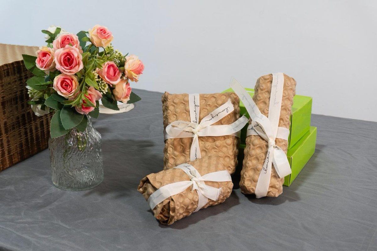 AmesonPackaging's tweet photo. our bubble press machine supports both kraft paper rolls and organza paper as consumables, and at the same time presses out concave-convex bubbles with good cushioning protection. 

#paper #bubble #ameson https://t.co/biXVibugaE