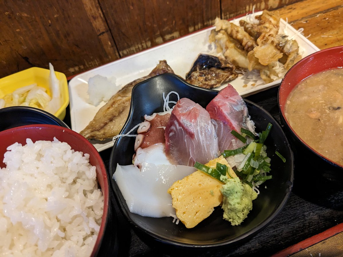 Nobu_audiobook's tweet photo. 最近御縁があってよく行くお店の日替わり定食😎🙏

刺身はもちろん新鮮で最高に幸せだったけどお味噌汁も美味しかった😉

こんなに頑張っているのにまだ5連勤の中日ということが信じられないけど、今日もゆっくり丁寧に😂🔥

23日は会社のキックオフ会、からの皆で夜ご飯🤗🌟

今日も9時まで頑張るる😎 https://t.co/vwkSUtWAw9