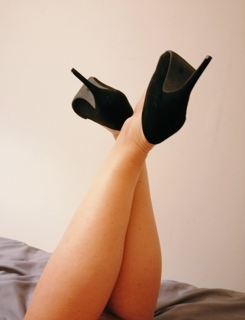 DominusLuxe's tweet photo. "Step up, wallet in hand. A new year has begun—start strong and make it count. Time is precious. SEND. No time to waste. Chop chop." #femdom #luxe #heels #loser #slave https://t.co/cOBNCaVyi9
