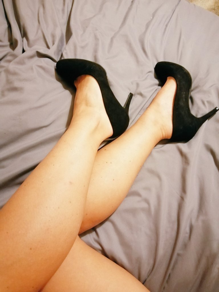 DominusLuxe's tweet photo. "Step up, wallet in hand. A new year has begun—start strong and make it count. Time is precious. SEND. No time to waste. Chop chop." #femdom #luxe #heels #loser #slave https://t.co/cOBNCaVyi9