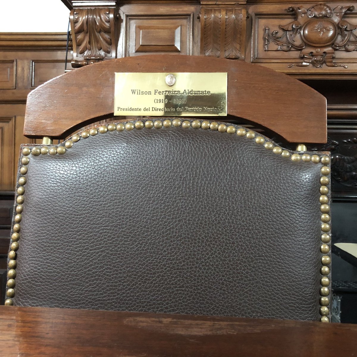 LaSillaDeWilson's tweet photo. Una vieja silla en madera y cuero que perteneciera a Wilson Ferreira Aldunate, preside las sesiones del Honorable Directorio del @PNACIONAL.

La silla adquirida por Wilson en Londres junto a un escritorio de caoba, fue parte del mobiliario que lo acompañó durante todo su exilio. https://t.co/iKpqS7BRh9