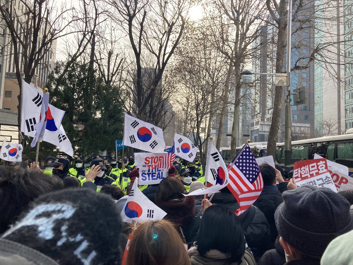 otogusuri's tweet photo. 私は大韓民国の国民として選挙権を持つようになってから、多くの政治家を見てこんなことを考えていました。'自分の権力を喜んで正しいことのために使うことができる政治家は本当にいないのだろうか'と。
ユン・ソクヨル大統領がまさにそのような人だと思います。
必ず彼を守らなければなりません。 https://t.co/bDtC5aMCvq
