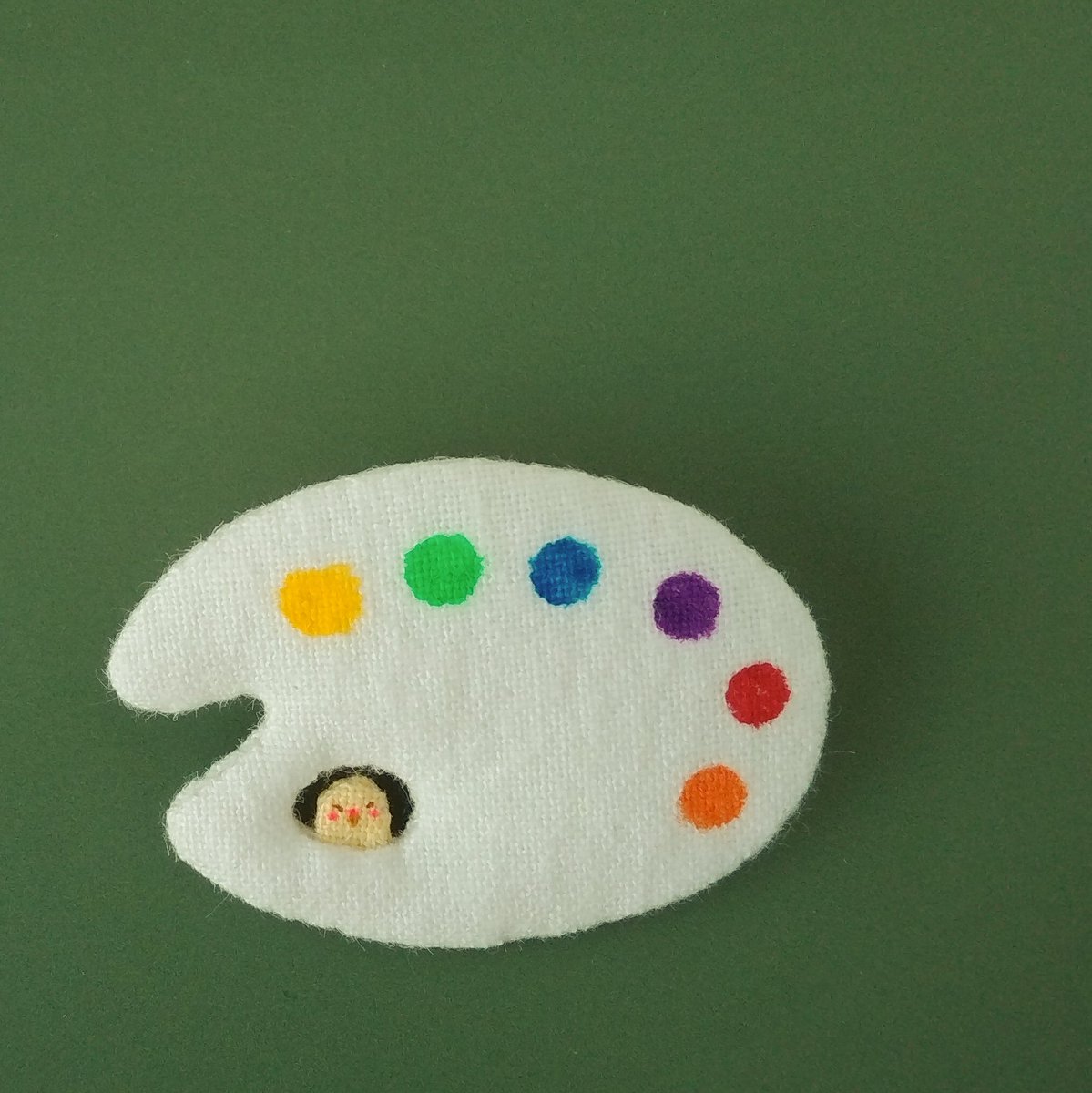 e_natwo's tweet photo. 🎨絵の具パレットのブローチ🎨
#handmade
#handmadebrooch https://t.co/C9hxliMGXL