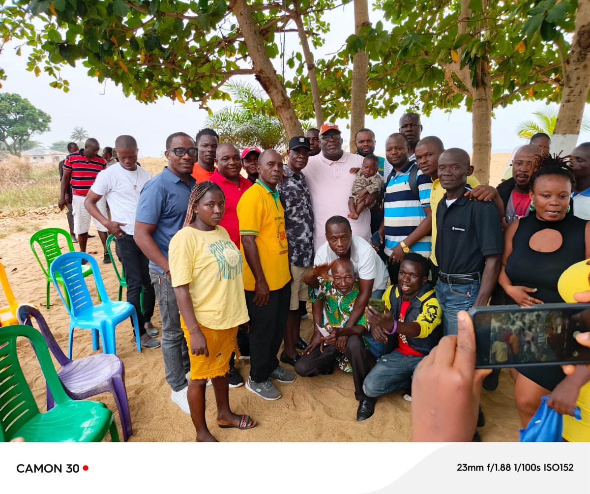 LIBDJBLUE's tweet photo. Great meeting and interaction with Communities Heads and Chairs of our District. Their desire to form part of our district developmental process was welcomed and accepted. #Liberia 
#communitysupport
#WeRiseByLiftingOthers
https://t.co/nrR5dJT1Wj https://t.co/Usb8fNeFKP