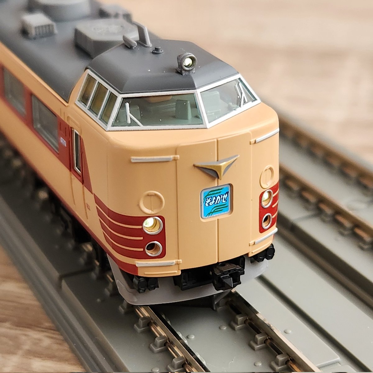 489系200番台/600番台のヘッドマークをそよかぜに交換。長野車特有の枠