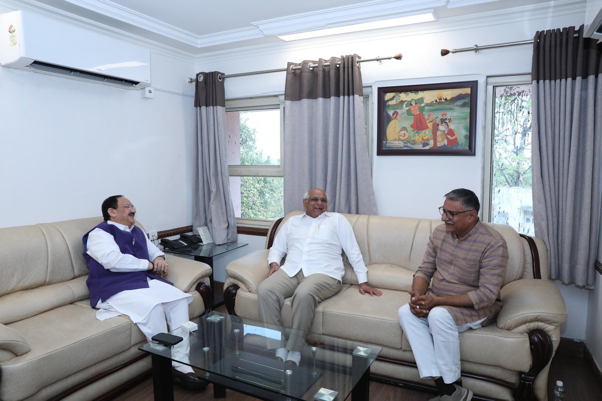 Bhupendrapbjp's tweet photo. गुजरात की पावन भूमि पर पधारे @BJP4India के यशस्वी राष्ट्रीय अध्यक्ष और केंद्रीय स्वास्थ्य एवं परिवार कल्याण मंत्री श्री जे पी नड्डा जी से मुलाकात कर उनका स्नेहपूर्ण स्वागत किया। 

@JPNadda https://t.co/MxGfu08yxV