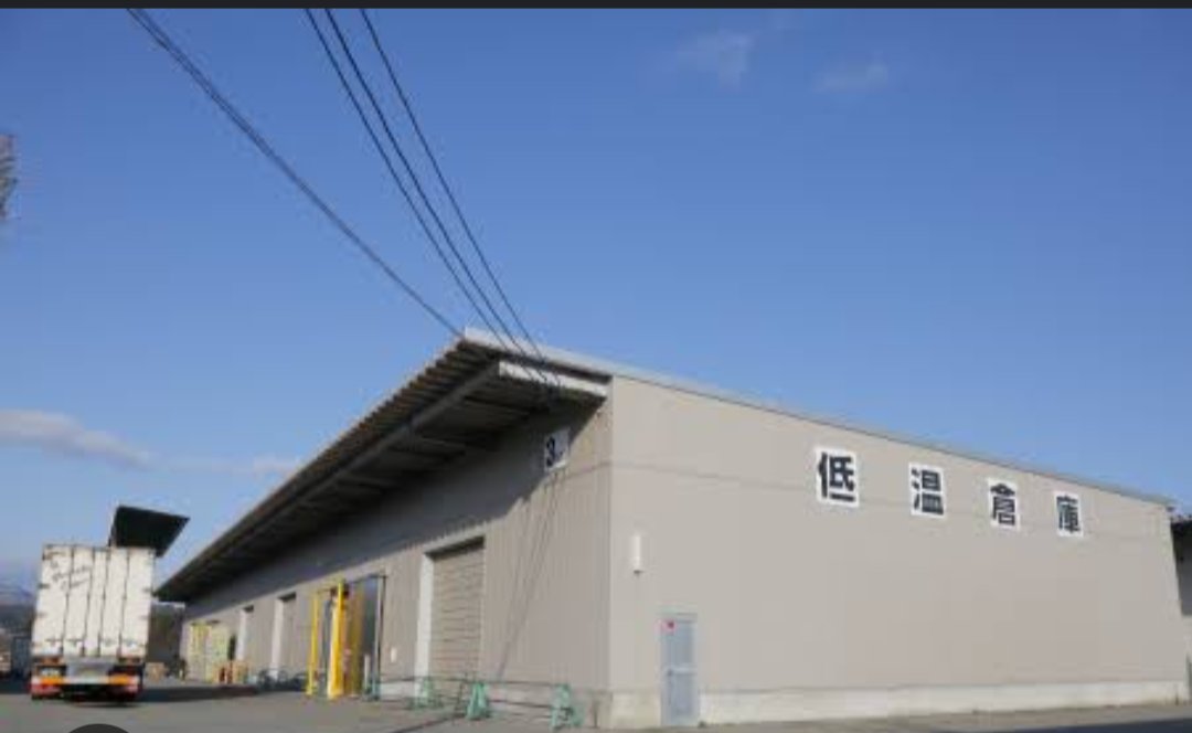 smI4h0KmMQWVNYc's tweet photo. @ASKA_Pop_ASKA 我が町には、巨大な米貯蔵の低温倉庫が次々と建設され、そこで働いている人は米不足などとは到底思えないと言っています。
美味しいお米を高額にした非情な政府。
本来なら日本伝統の一揆が始まってもおかしくない。 https://t.co/SmFNIGZHAJ