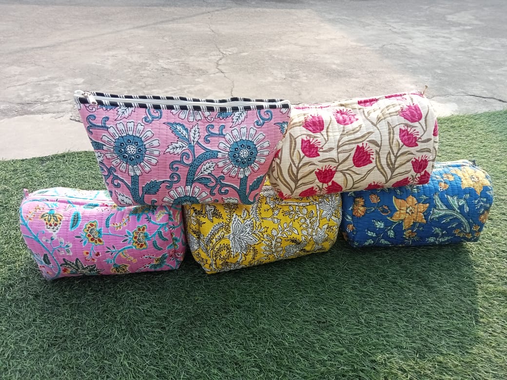 blockprinting01's tweet photo. #Cottonmakeuppouch #Quiltedbag #blockprintbag #floralprintbag #giftforher #blockprinttoilerybag #giftforher. https://t.co/Q02MMQLHBh